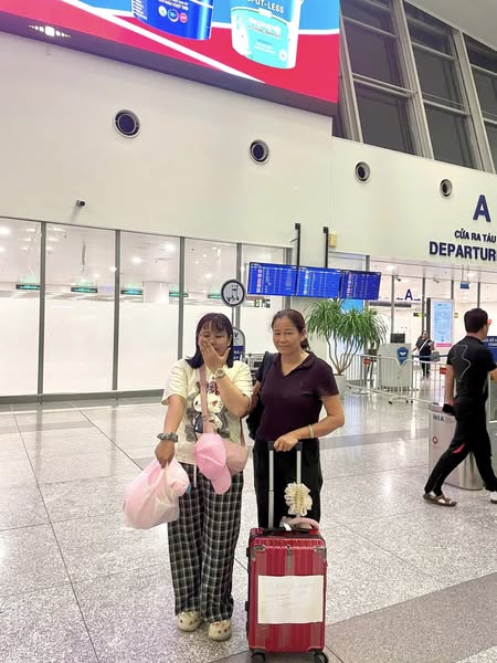 Học viên Nguyễn Phương Hằng cùng người thân tại sân bay